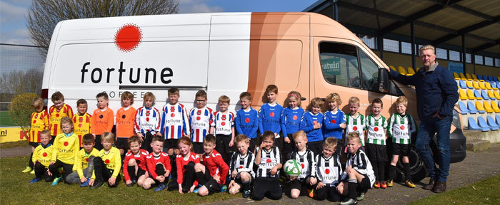 Spelers Voetbalschool Sportclub Lochem in het nieuw gestoken